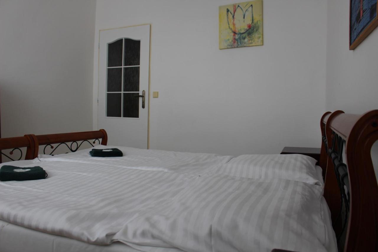 Hotel Cerny Kun Louny Eksteriør bilde