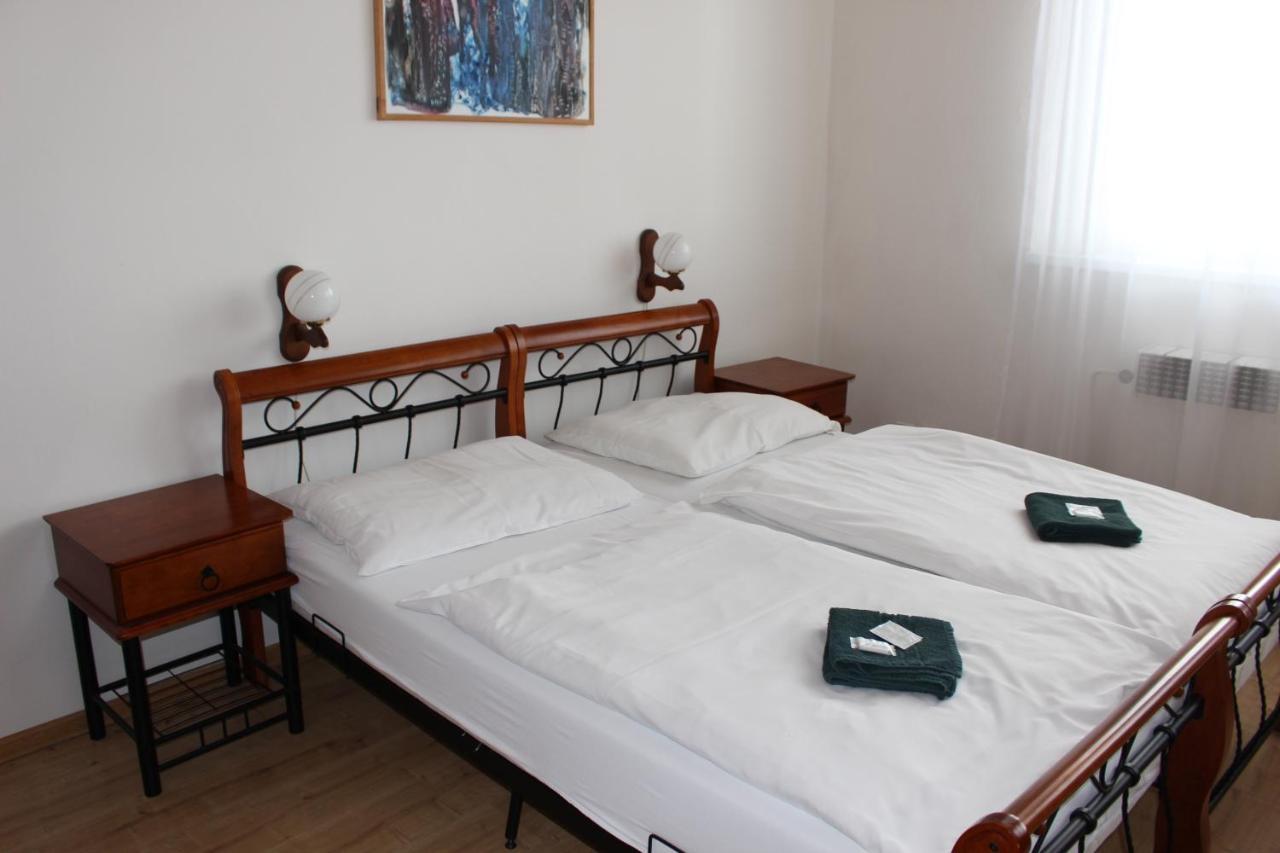 Hotel Cerny Kun Louny Eksteriør bilde